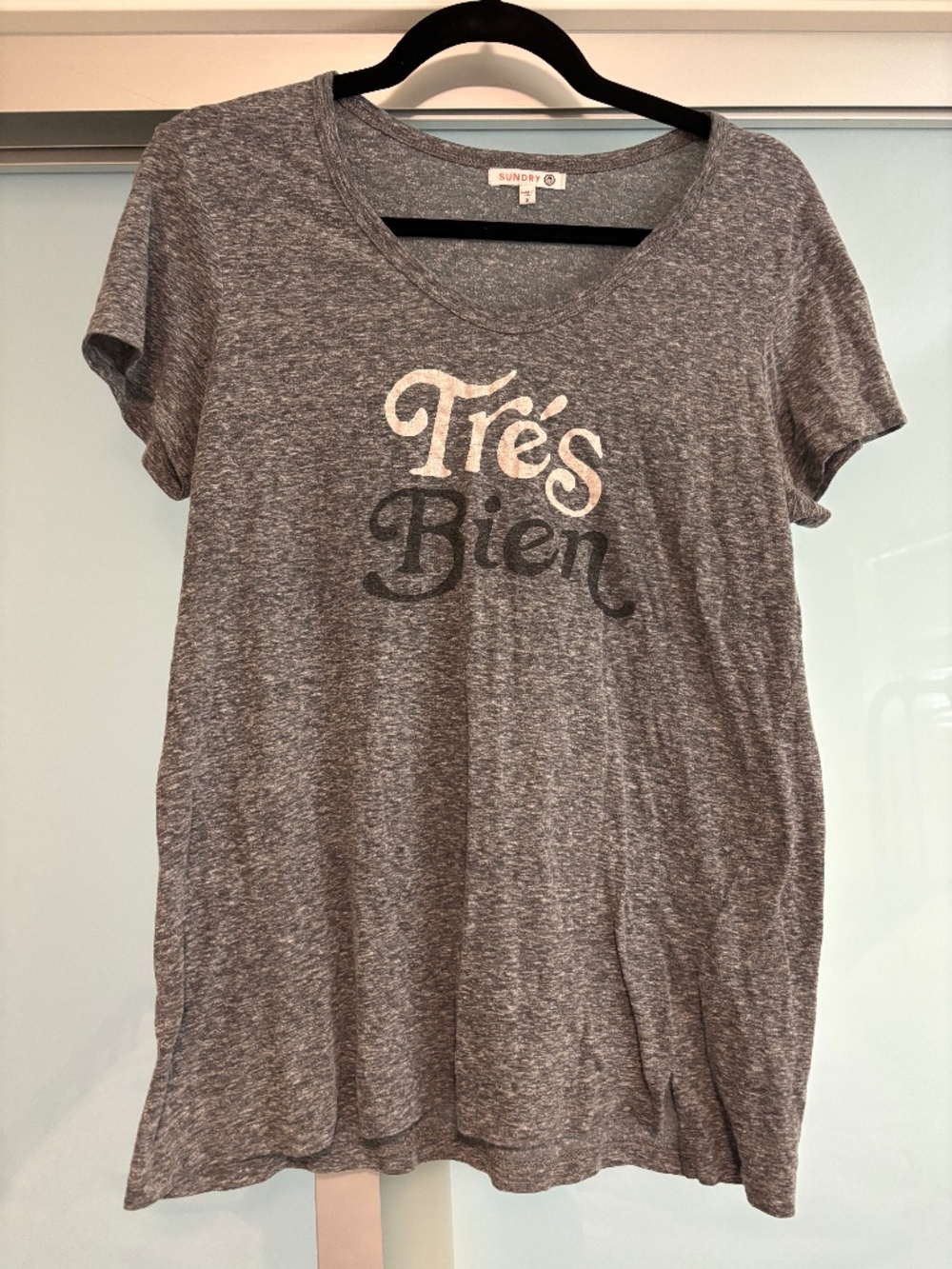 **Anthropologie Sundry “Très Bien” Graphic Tee – Size L / Anthropologie Size 2**